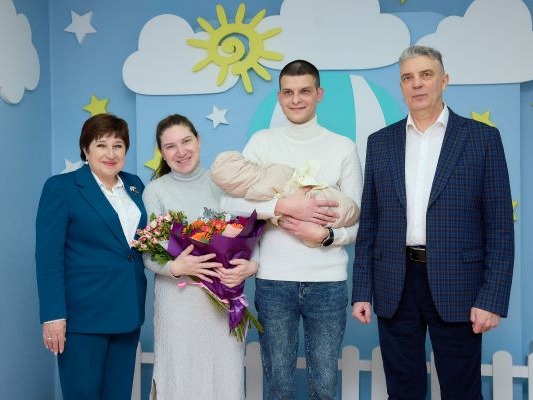 Ольга Хохлова поздравила семью фельдшеров с рождением первенца.